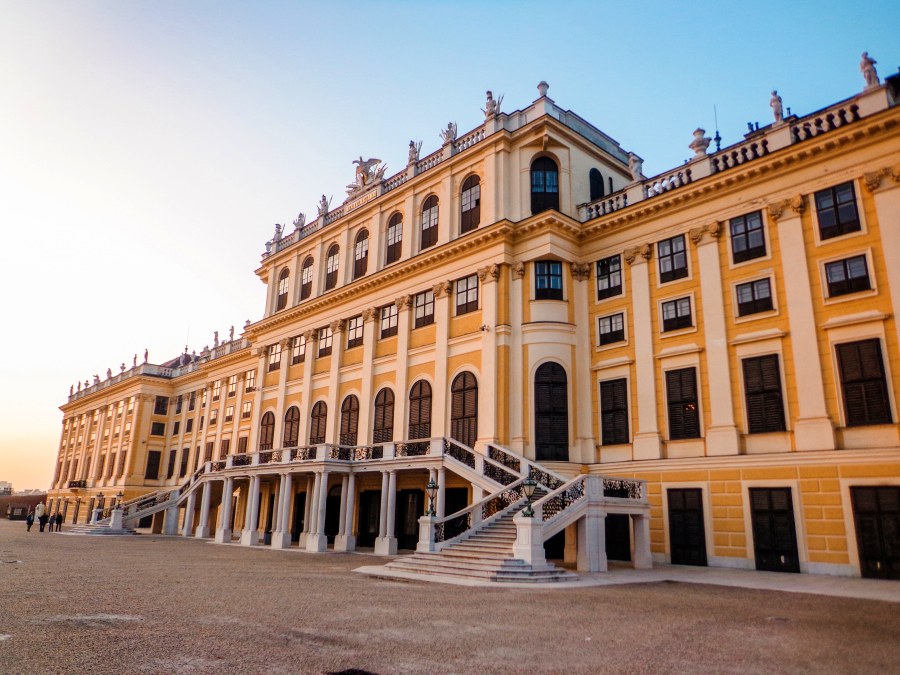 Pałac Schönbrunn widok na budynek i schody
